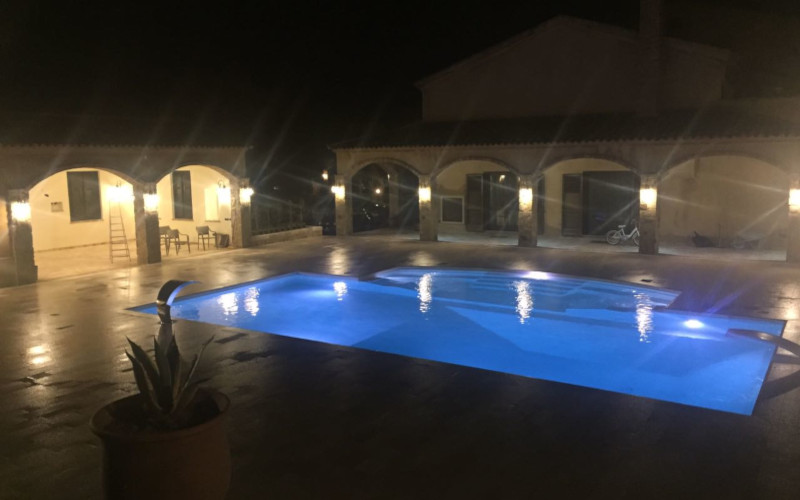 piscina in notturna